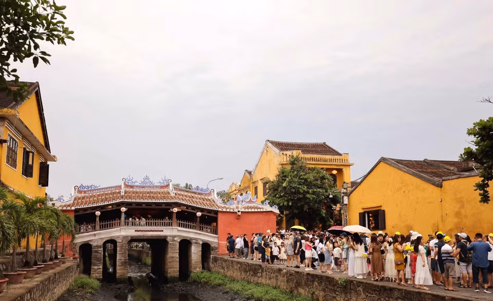 La vieille ville de Hôi An, située dans l'ancienne province de Quang Nam (ville de Dà Nang aujourd'hui) et également inscrite au patrimoine mondial de l'UNESCO, demeure une destination de choix pour les touristes internationaux, attirés par son charme intemporel et son riche héritage. Photo : VNA