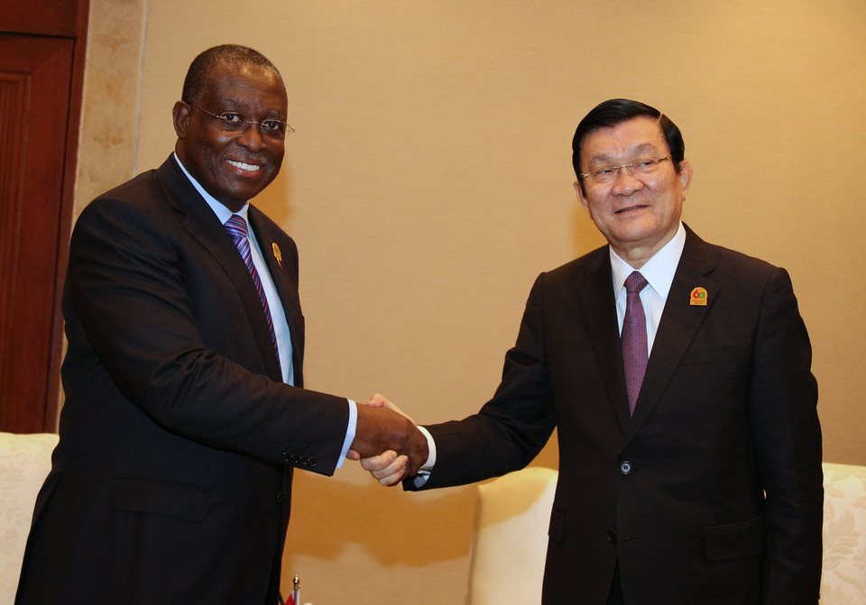 En marge du Sommet Asie-Afrique à Jakarta (Indonésie), le 22 avril 2015, le président Truong Tân Sang (droite) rencontre le vice-président angolais, Manuel Domingos Vicente. Photo : VNA