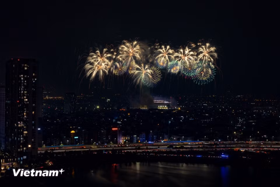Conçu comme un véritable concert pyrotechnique national, l'événement adopte une structure à sommets multiples : les explosions ne culminent pas en un bouquet final unique, mais rythment l'ensemble de la mise en scène. Photo : Vietnam+