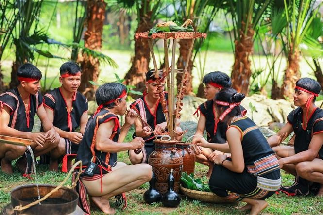 La ferveur cède la place à la convivialité. Les participants partagent l'alcool de riz traditionnel (rượu cần) directement à même le pot, célébrant la bénédiction de Yang Ia. Photo : VNA