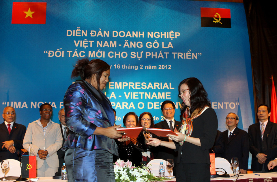 Échange de documents de coopération entre les deux pays lors du Forum des entreprises Vietnam-Angola sur le thème "Un nouveau partenaire pour le développement", le 16 février 2012 à Hanoï. Photo : VNA