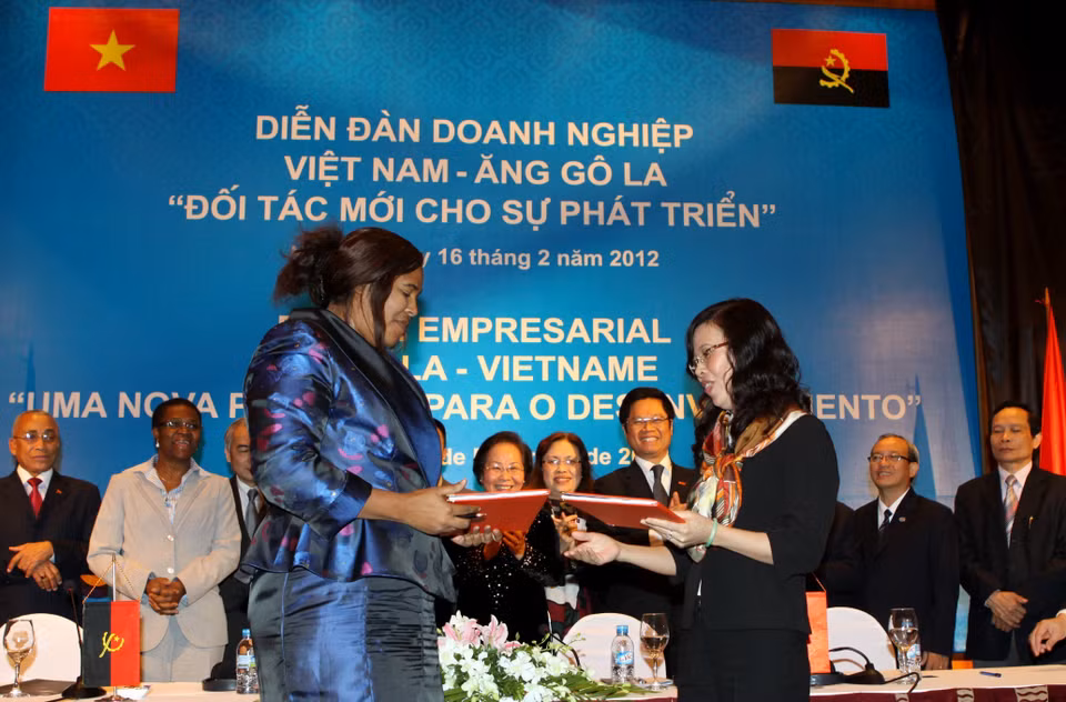 Échange de documents de coopération entre les deux pays lors du Forum des entreprises Vietnam-Angola sur le thème "Un nouveau partenaire pour le développement", le 16 février 2012 à Hanoï. Photo : VNA