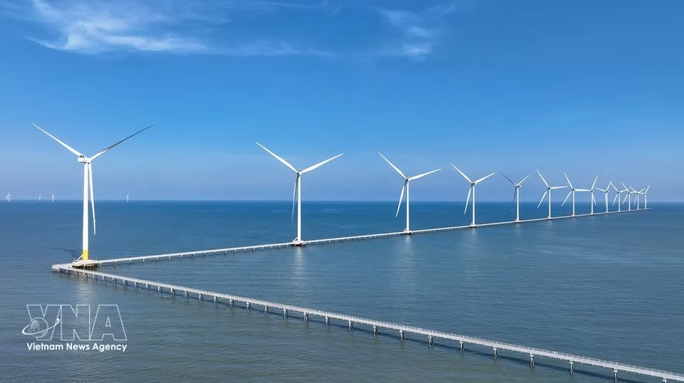 Le réseau de passerelles s’étendant sur plusieurs kilomètres et reliant les éoliennes en pleine mer offre un spectacle grandiose, évoquant d’immenses moulins à vent déployés à l’horizon. Photo: VNA