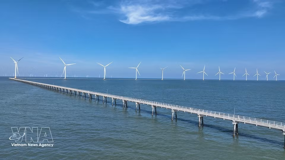 La structure de la production nationale se compose principalement de la thermique au charbon, avec 40,58 milliards de kWh (52,8 %), suivie de l’hydroélectricité, qui représente 16,09 milliards de kWh (20,9 %), et des énergies renouvelables, avec 11,8 milliards de kWh (15,4 %). Photo : VNA
