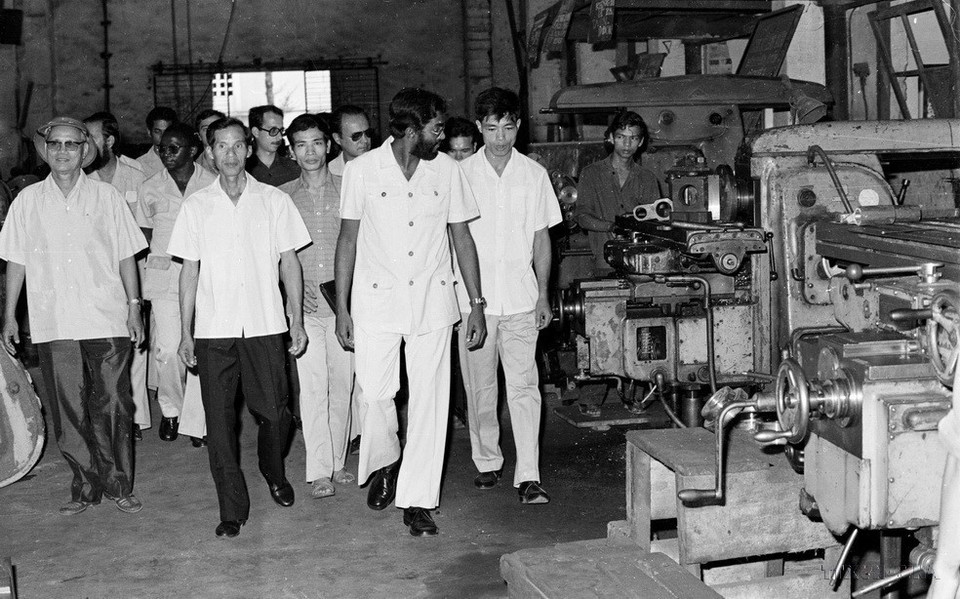 Le secrétaire du Comité central du FRELIMO et ministre d’État du Mozambique, Rogiério Otaca Monteiro, visite l’usine mécanique de Mai Dong, à Hanoï, lors de sa visite au Vietnam, le 18 octobre 1977. Photo : VNA