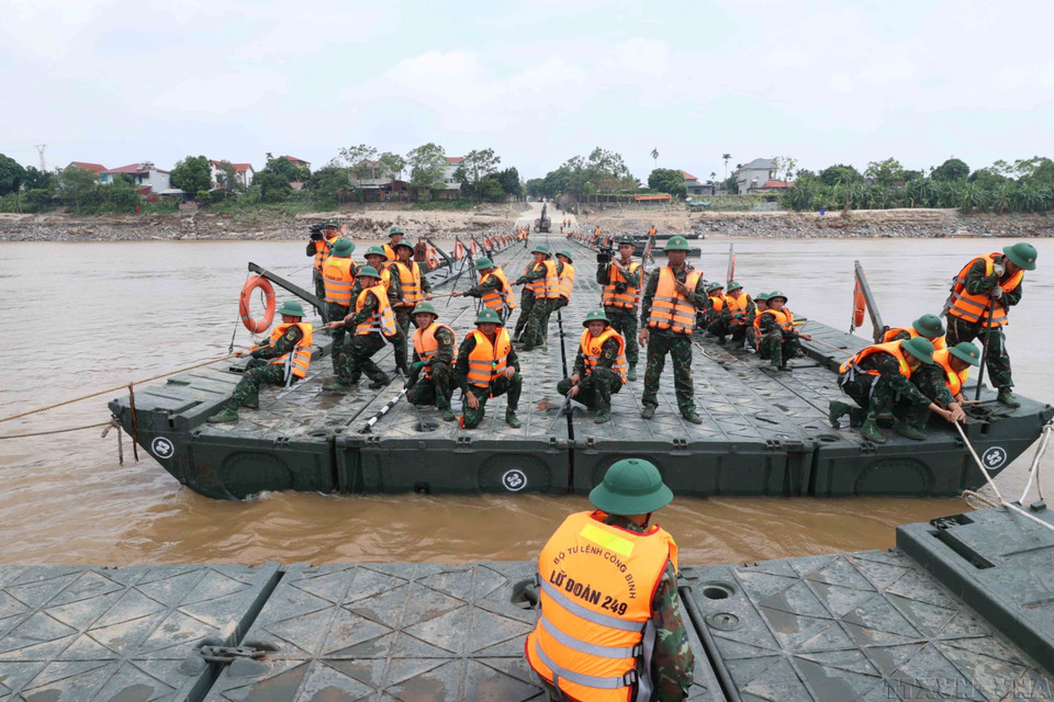 Le 29 septembre 2024, les sapeurs de la Brigade 249 procèdent à l'assemblage du pont flottant de Phong Chau afin de rétablir la circulation, après l’effondrement de l'ancien ouvrage causé par les crues. Photo : VNA
