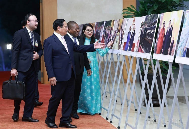 Le Premier ministre Pham Minh Chinh et le président mozambicain Filipe Jacinto Nyusi à l’exposition de photos sur la coopération entre les deux pays, organisée par l'Agence vietnamienne d’information, le 9 septembre 2024, à Hanoï. Photo : VNA