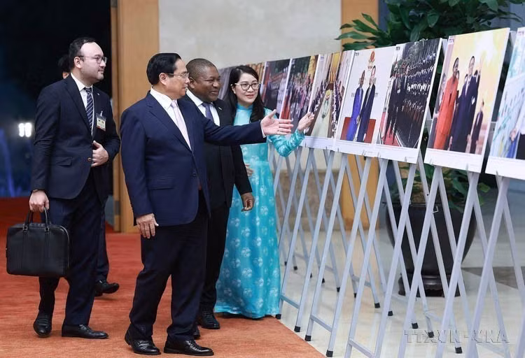 Le Premier ministre Pham Minh Chinh et le président mozambicain Filipe Jacinto Nyusi à l’exposition de photos sur la coopération entre les deux pays, organisée par l'Agence vietnamienne d’information, le 9 septembre 2024, à Hanoï. Photo : VNA