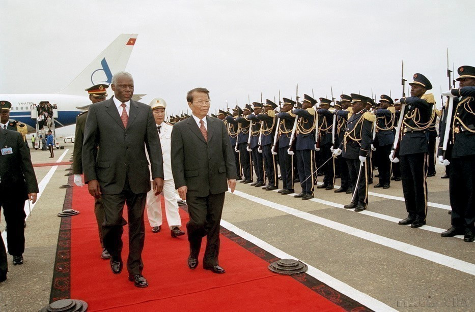 Le président d'Angola, José Eduardo dos Santos, et son homologue vietnamien, Tran Duc Luong (droite) , passent en revue la garde d'honneur à l'aéroport international 4/2 à Luanda, lors d'une visite officielle en Angola du 25 au 26 octobre 2002. Photo : VNA