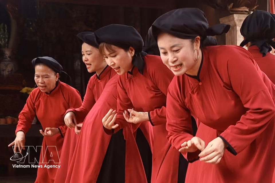 Chaque mouvement des mains et chaque inflexion de voix font l'objet d'un apprentissage méticuleux. Le chant Xoan exige une discipline rigoureuse et un fort esprit communautaire, où la jeune génération s'exerce à perpétuer l'harmonie des airs ancestraux. Photo : VNA