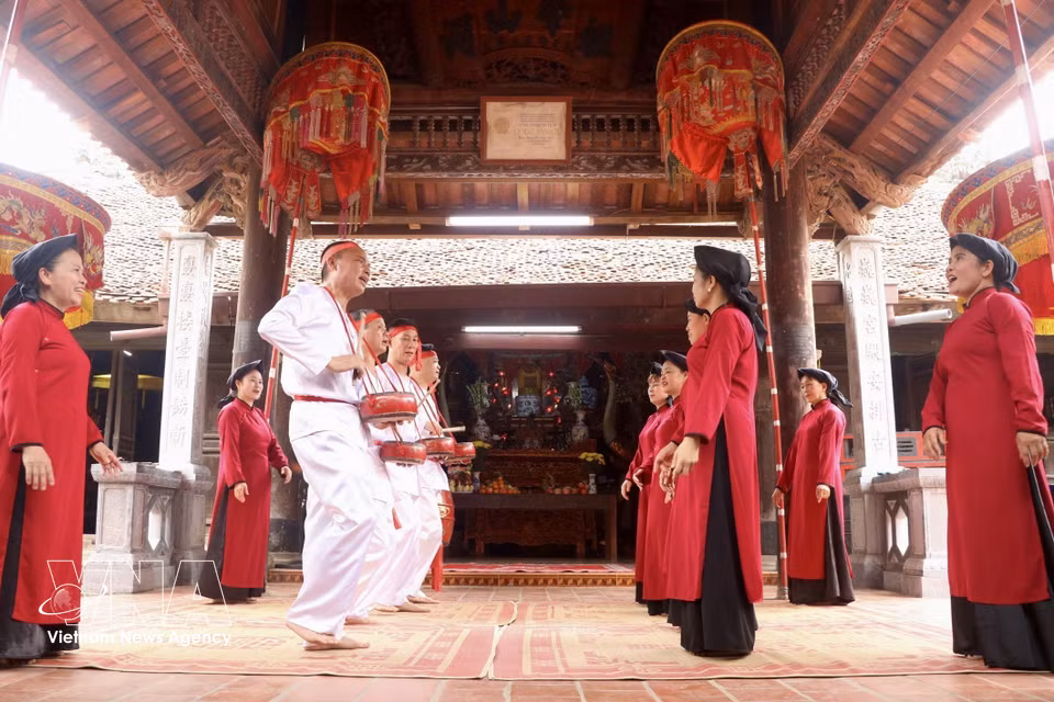 La coordination entre les "Dao" (chanteuses) et les "Kep" (chanteurs) crée un art scénique complet, reflet profond de l’identité culturelle de la Moyenne région du Nord du Vietnam. Photo : VNA
