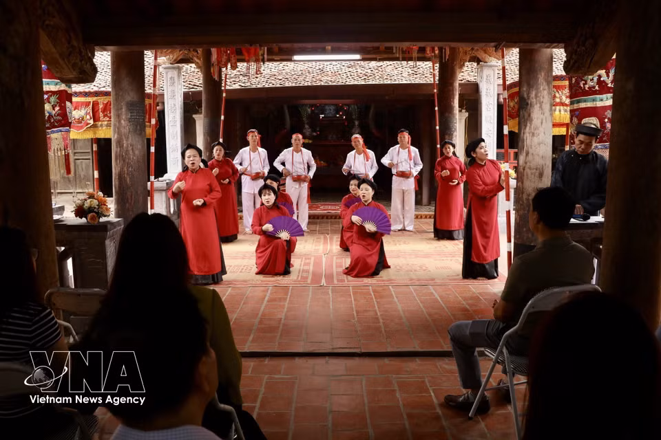 Élégance et grâce des "Dao" (chanteuses) lors d'une phase de "Hat Hoi" (chants festifs), maniant avec dextérité leurs éventails. Contrairement à la solennité des chants rituels, les chants Hat Hoi joyeux et familiers célèbrent le quotidien laborieux et l’amour romantique. Photo : VNA