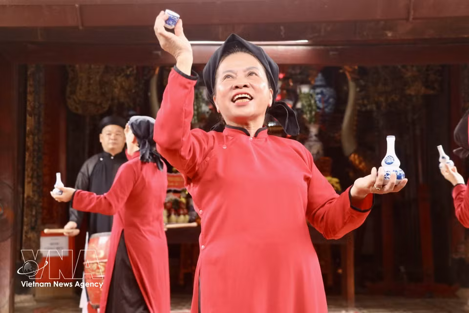 Les interprètes du Xoan sont considérés comme les "gardiens du feu", assurant la transmission de ce patrimoine de génération en génération. Pour les habitants de Hung Lo, ce chant n’est pas seulement une performance artistique, mais un souffle vital et une source de fierté identitaire, préservée à travers les aléas de l’histoire. Photo : VNA
