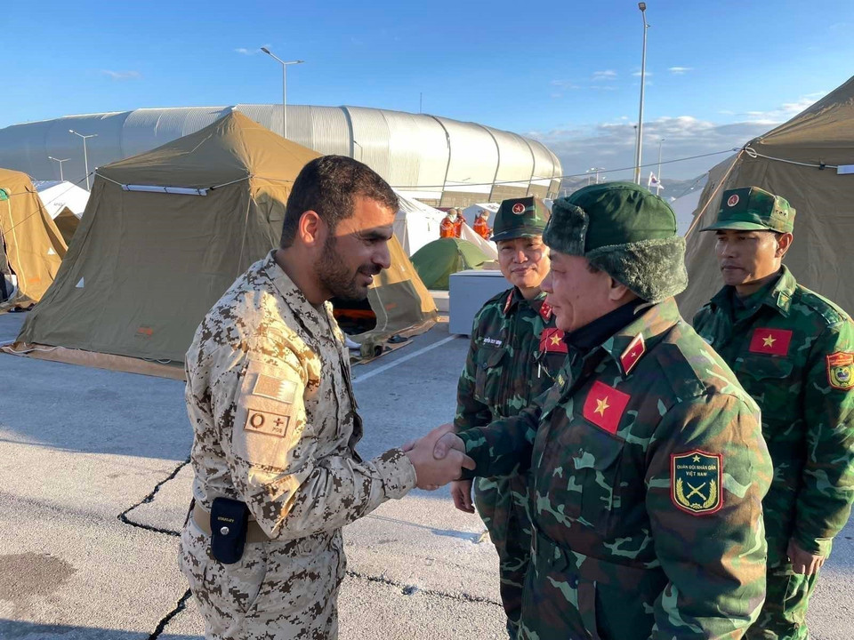 Le général de division Pham Van Ty (à droite), chef de l'équipe de sauvetage de l'Armée populaire du Vietnam, rencontre l'équipe de secours sénégalaise lors des opérations d'assistance pour régler les conséquences du séisme dans la province de Hatay (Turquie), le 15 février 2023. Photo : VNA