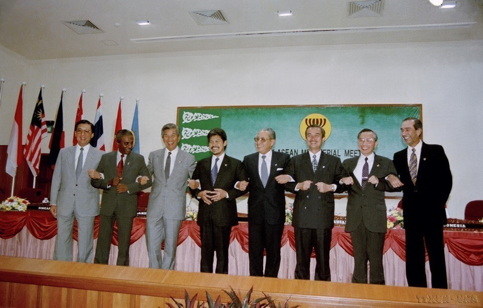 Le 28 juillet 1995, le ministre des Affaires étrangères Nguyên Manh Câm (deuxième à droite), le secrétaire général de l'ASEAN et les ministres des Affaires étrangères de l'ASEAN se réunissent à Bandar Seri Begawan (Brunei) pour approuver l'adhésion du Vietnam comme septième membre officiel de l'organisation. La diplomatie vietnamienne continue de mener l'intégration du pays dans la région et sur la scène internationale. Photo : VNA