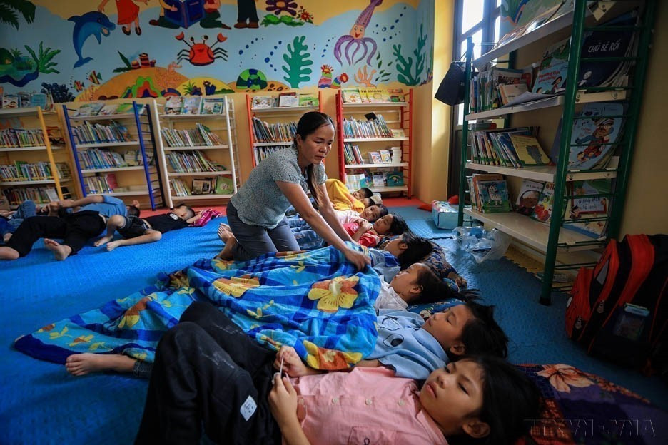 La baisse de la fécondité s'accélère, notamment dans les zones urbaines où le taux est tombé à 1,67 enfant par femme en 2024 tandis qu'en zone rurale, il a atteint 2,08. Le ministère de la Santé prévoit que ce taux continuera de baisser dans les années à venir. Photo : VNA
