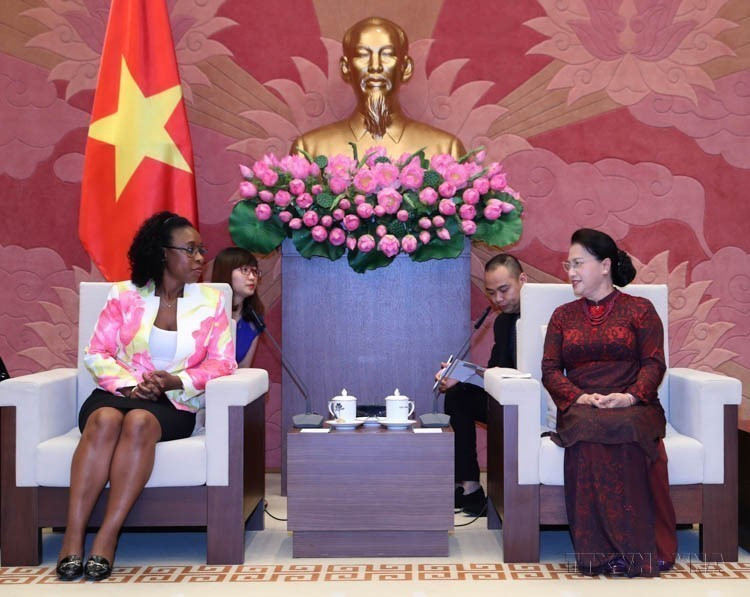 La présidente de l’Assemblée nationale, Nguyen Thi Kim Ngan (droite), reçoit la procureure générale du Mozambique, Beatriz Buchili, lors de sa visite de travail au Vietnam, le 21 août 2017 à Hanoï. Photo : VNA