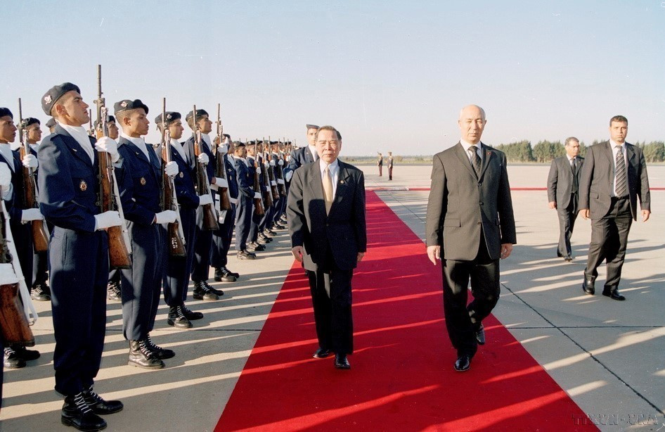 Le Premier ministre vietnamien Phan Van Khai (à gauche) et son homologue marocain Driss Jettou passent en revue la garde d’honneur lors de la visite officielle du chef du gouvernement vietnamien au Maroc, en novembre 2004. Photo : VNA
