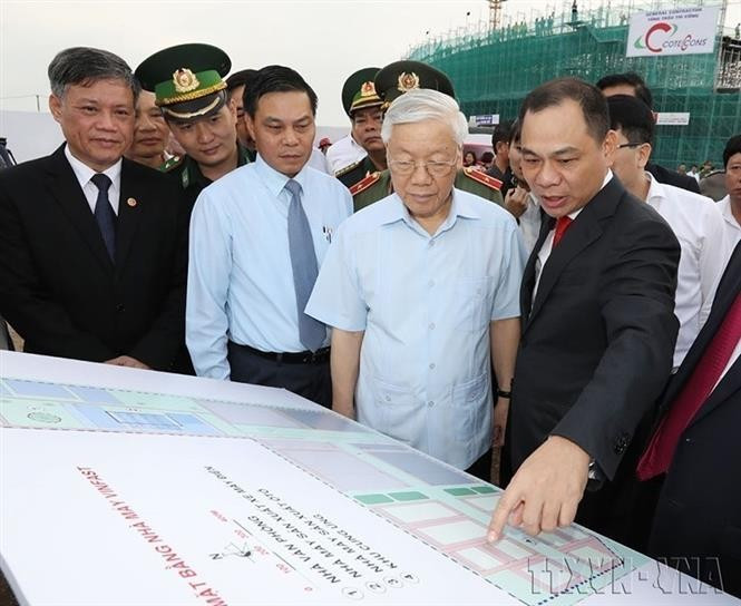 Le 14 novembre 2017, l'homme d'affaires Pham Nhat Vuong, président du groupe Vingroup, présente au secrétaire général du Parti, Nguyen Phu Trong, le plan directeur de l'usine VINFAST à Hai Phong. Photo : VNA