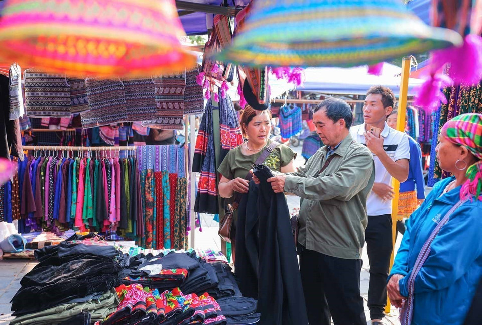 Les produits d'artisanat, notamment les brocarts faits main, attirent particulièrement l'attention des visiteurs. Photo: VNA