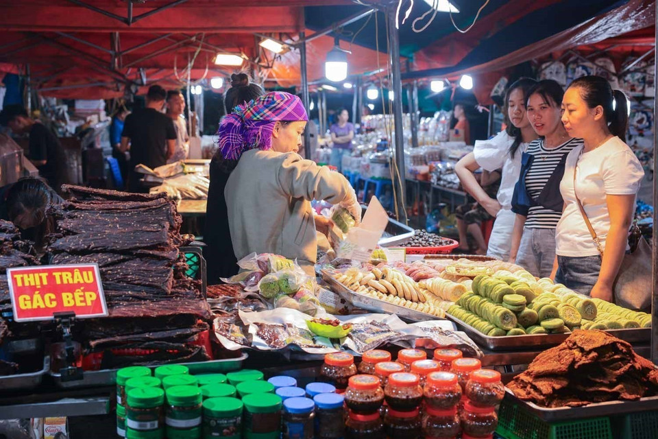 Les touristes découvrent et achètent de nombreuses spécialités culinaires de Lào Cai. Photo: VNA