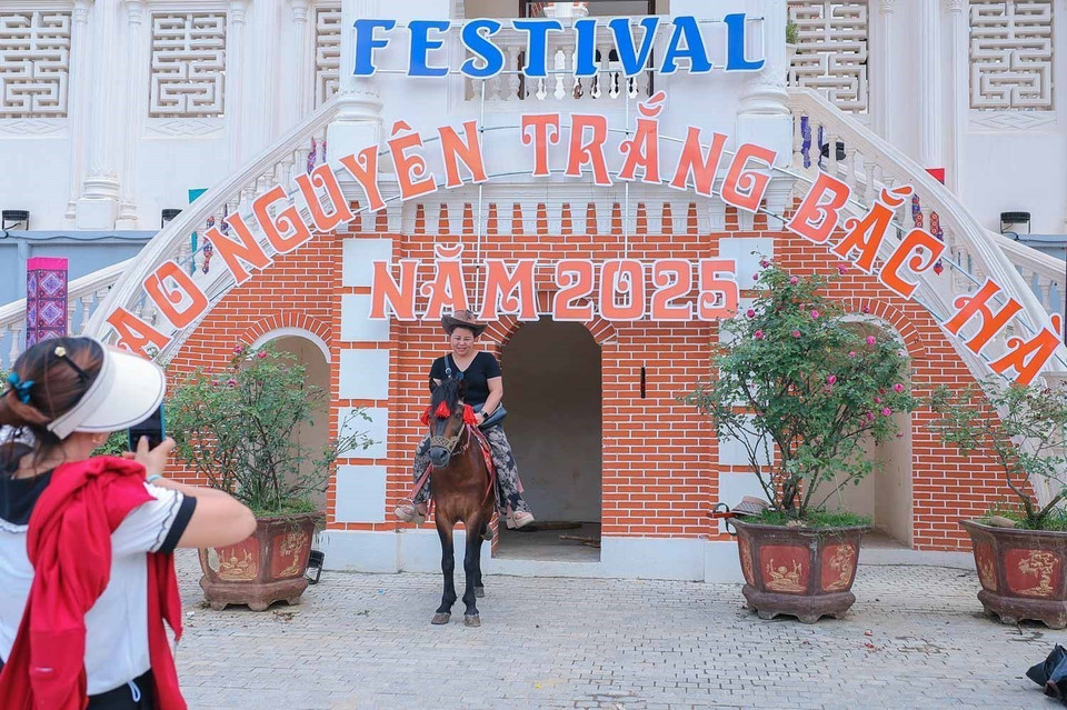 Les touristes découvrent le plateau blanc de Bac Hà. Photo: VNA
