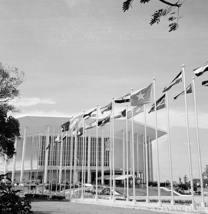 Le drapeau vietnamien flotte fièrement devant l'auditorium de la 5ème Conférence au Sommet du Mouvement des Pays Non-Alignés à Colombo, Sri Lanka, en 1976. Après la réunification nationale, la diplomatie joue un rôle crucial dans l'établissement de la paix et l'intégration progressive du Vietnam sur la scène internationale. Photo : VNA