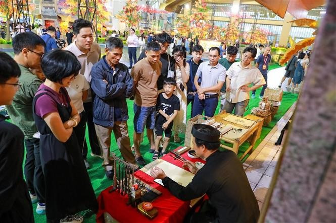 Un stand de calligraphie dans l'espace "Quintessence de l'Automne de Hanoï". Photo : VNA