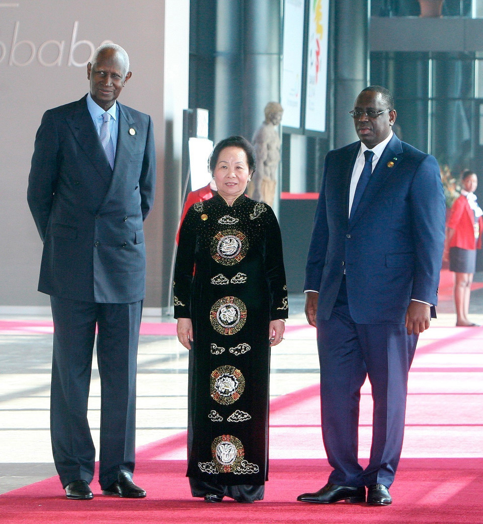 Le président sénégalais Macky Sall (à droite) et le secrétaire général de l'Organisation internationale de la Francophonie (OIF), Abdou Diouf, accueillent la vice-présidente vietnamienne Nguyên Thi Doan à la cérémonie d'ouverture du 15e Sommet de la Francophonie à Dakar (Sénégal), le 29 novembre 2014. Photo : VNA