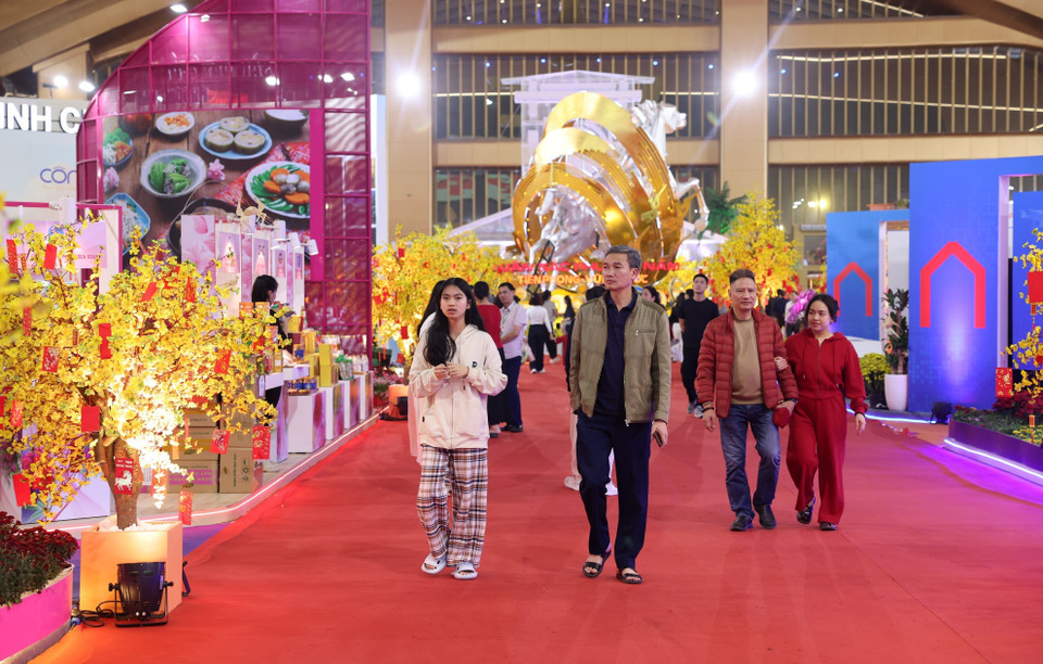 Avec la participation d’environ 2 500 entreprises et près de 3 000 stands répartis sur plus de 145 000 m² (espaces couverts et extérieurs), la foire s’impose comme un rendez-vous commercial et culturel d’envergure nationale. Photo : VNA