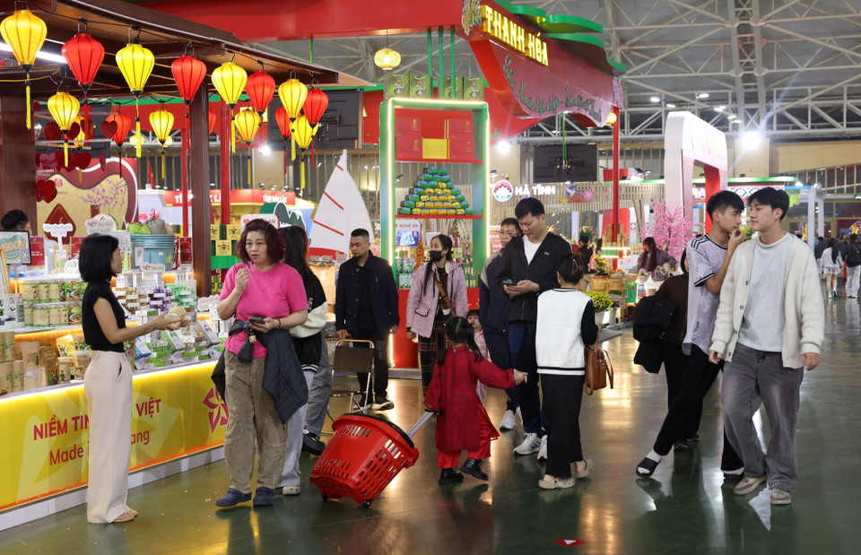 Les consommateurs se pressent avec enthousiasme à la première édition de la Foire du Printemps. Photo : VNA
