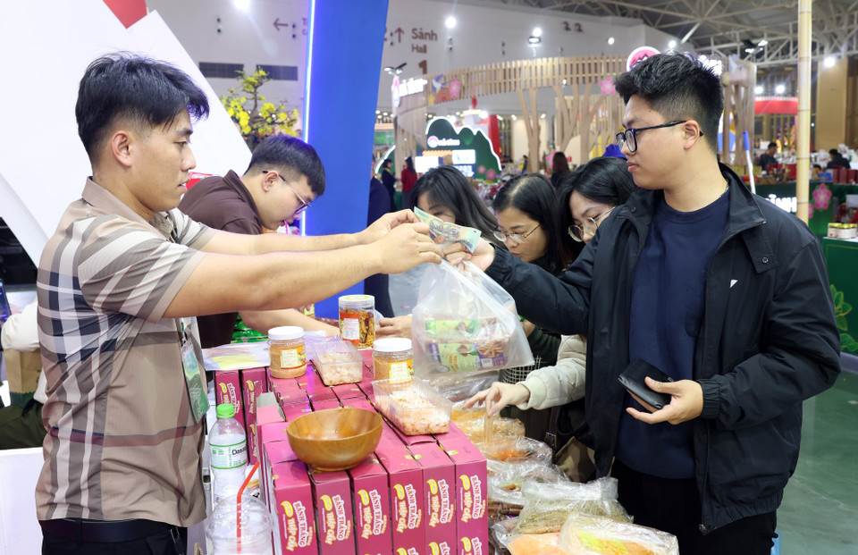 Un engouement marqué des consommateurs pour les produits locaux lors de cette foire. Photo : VNA