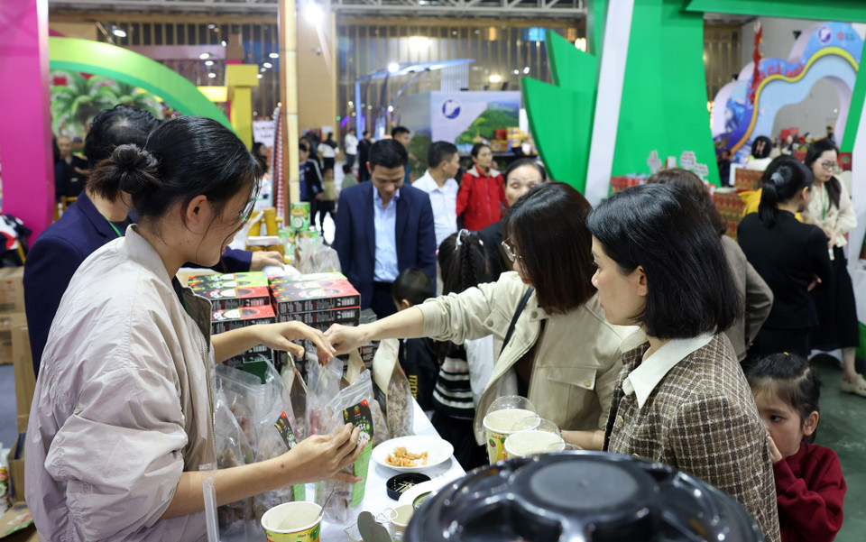 Conçue comme un véritable « voyage printanier à travers le Vietnam », elle met en valeur la diversité des produits, des territoires et des identités culturelles à travers huit espaces thématiques (ou neuf selon certaines descriptions), enrichis d’activités artistiques, créatives et expérientielles attractives. Photo : VNA