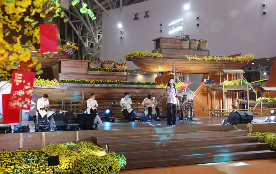 En soirée, les visiteurs profitent de spectacles mettant à l’honneur la richesse des chants traditionnels régionaux. Photo : VNA