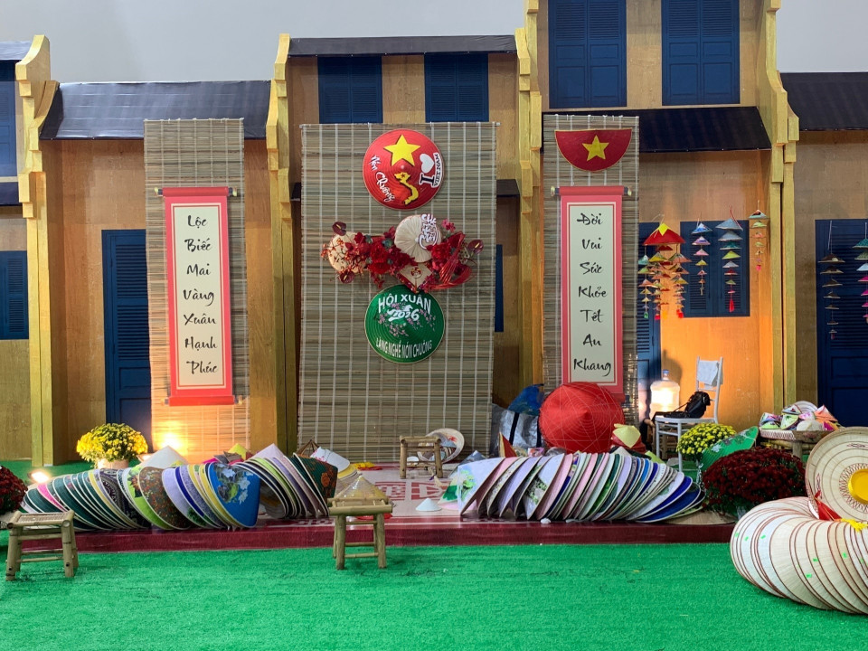 L'espace d'exposition des chapeaux coniques du village de Chuong (Hanoï) à la Foire de Printemps 2026. Photo : VNA