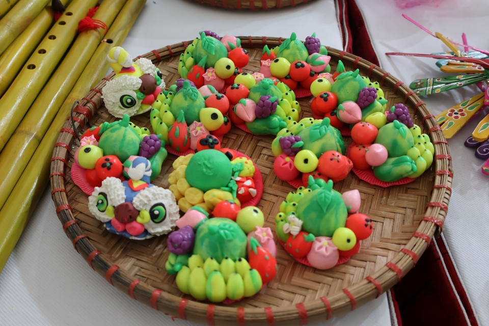 Les figurines en forme de plateau de cinq fruits présentées à la Foire de Printemps 2026. Photo : Hanh Quyen - VNA