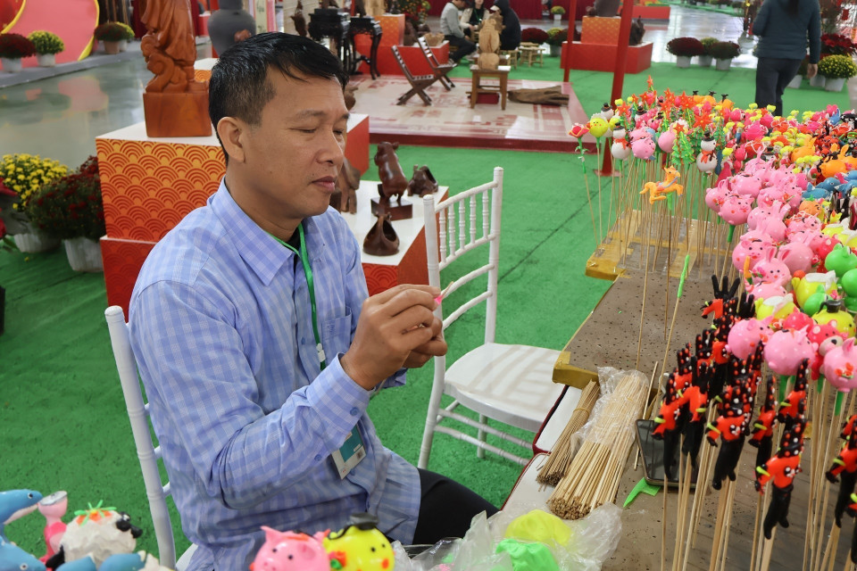 L’artisan Dang Van Bien façonne des figurines en argile à la Foire du Printemps 2026. Photo : VNA