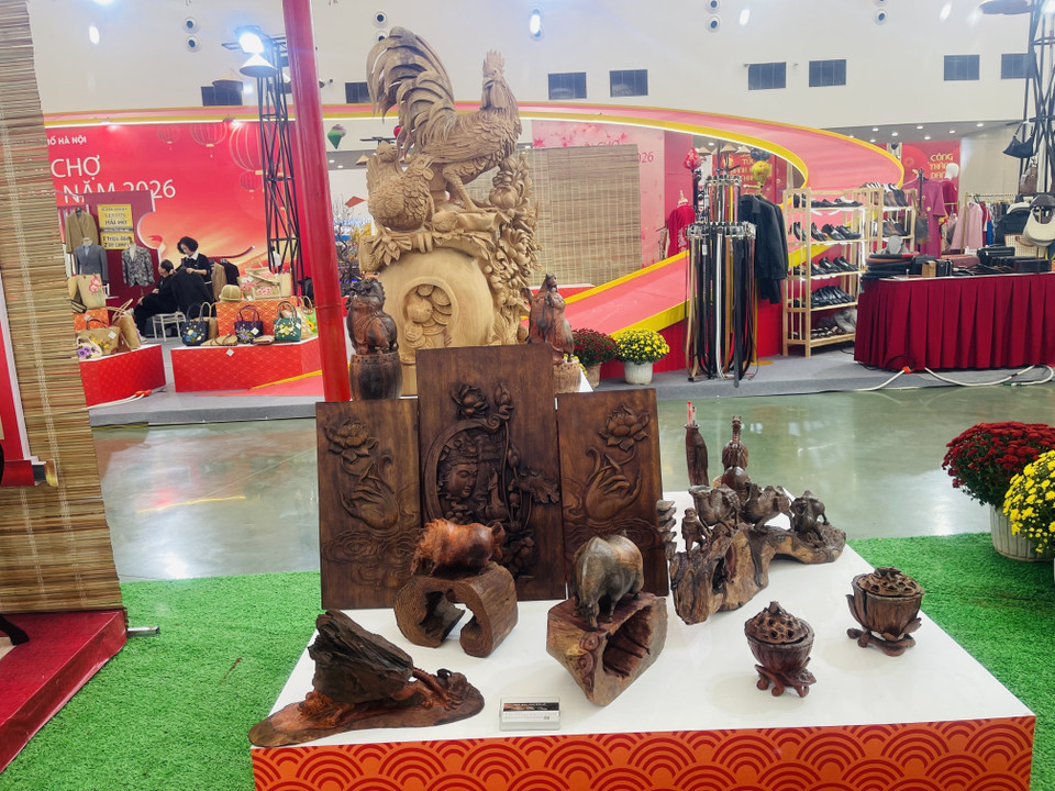 Sous les mains expertes des artisans du village de Thiet Ung, de simples morceaux de bois brut se transforment en œuvres d’art. Photo : VNA