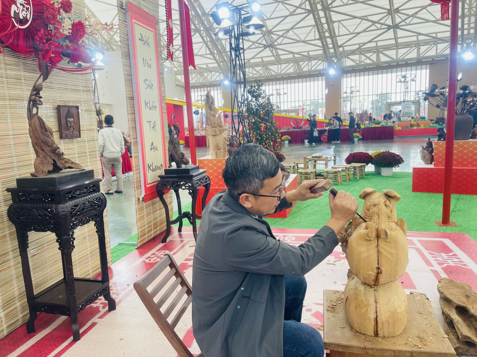 L’artisan Pham Van Vung du village de sculpture sur bois de Thiet Ung (Hanoï) lors de la Foire du Printemps 2026. Photo : VNA
