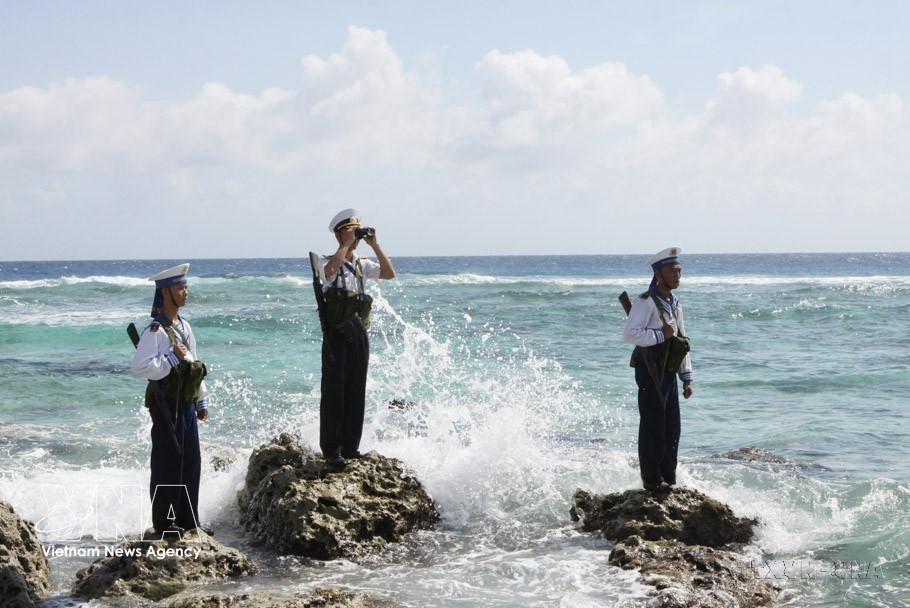 Les officiers et soldats de l’île de Song Tu Tay en mission de surveillance en mer. Photo: VNA