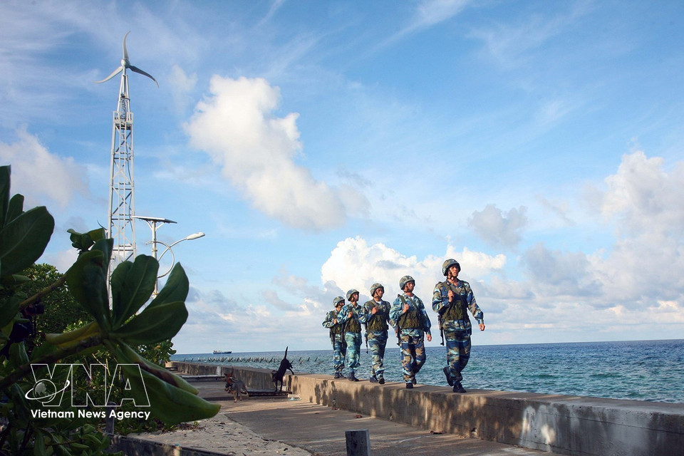 Une patrouille sur l’île de Truong Sa. Photo : VNA