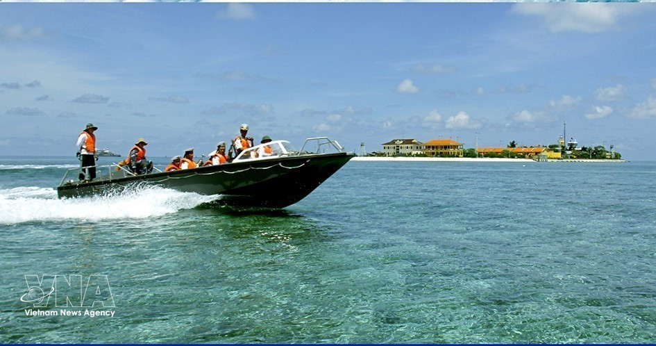 Des soldats effectuent une patrouille de surveillance dans les eaux entourant l’île de Sinh Ton. Photo : VNA