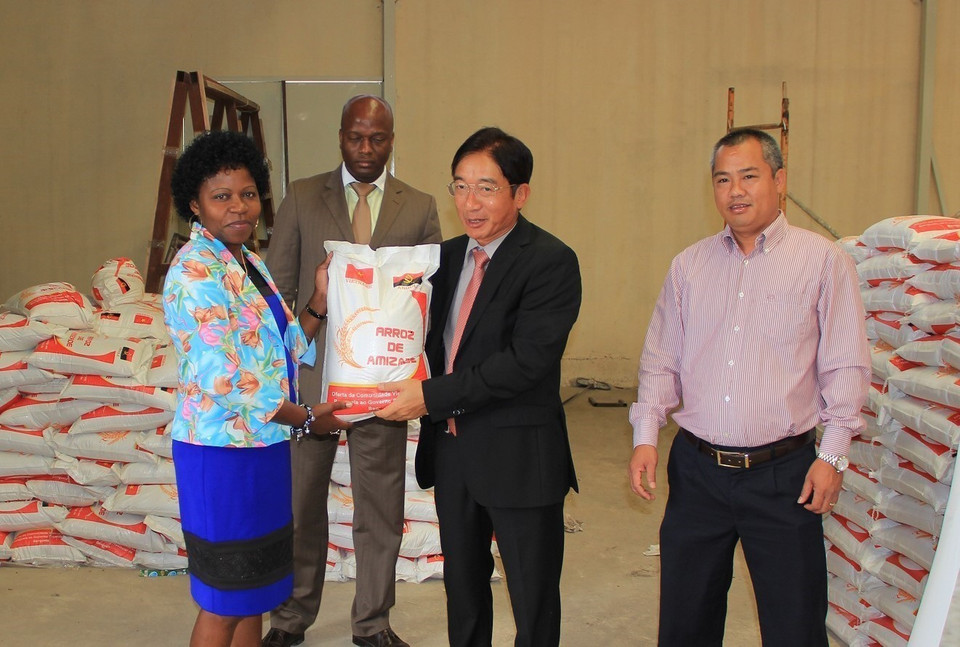 L'ambassadeur du Vietnam, Dô Ba Khoa, remet 25 tonnes de riz, d'une valeur de plus de 25 000 dollars, offertes par la communauté vietnamienne, pour soutenir 2 500 familles de réfugiés angolais récemment rapatriés avant Noël et le Nouvel An 2015. Photo : VNA