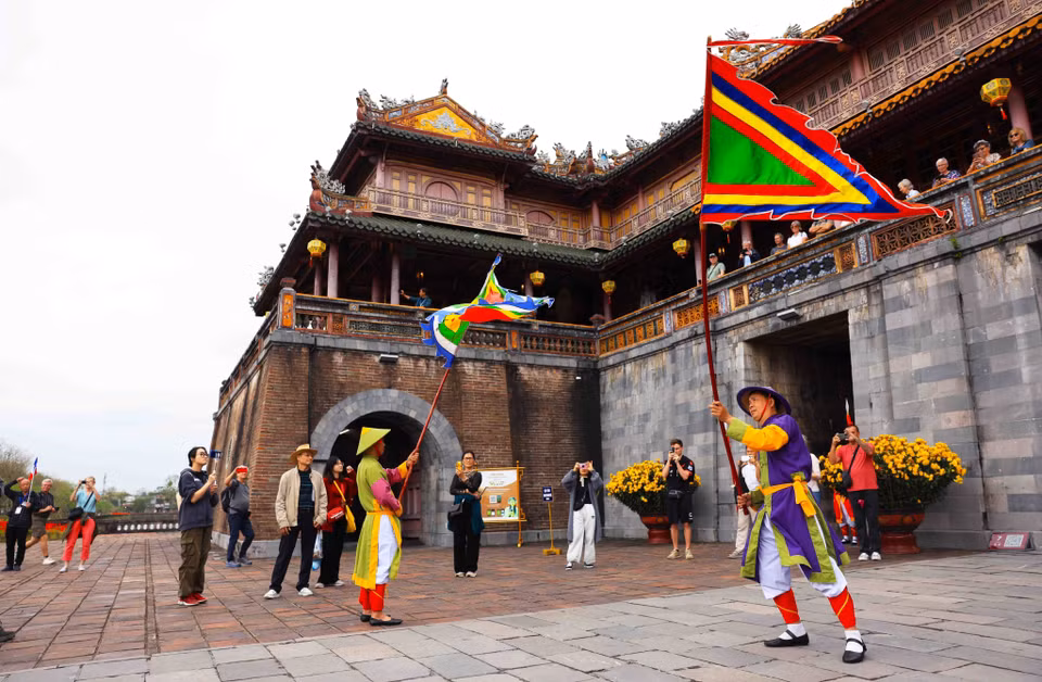Reconstitution de la cérémonie de la relève de la garde de la dynastie des Nguyen devant la porte Ngo Mon (porte du Midi). Photo : VNA