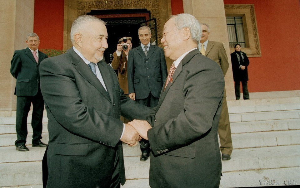 Le président de la Chambre des représentants du Maroc, Abdelwahed Radi (à gauche), reçoit le président de l’Assemblée nationale du Vietnam, Nguyen Van An, lors de sa visite officielle au Maroc, le 22 décembre 2005 à Rabat. Photo : VNA