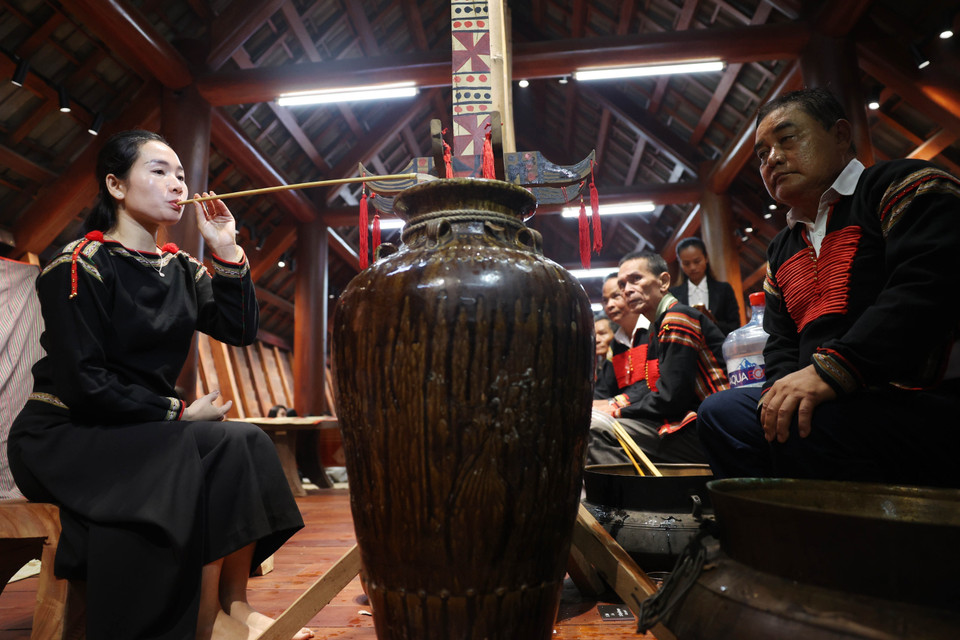 Traversant les siècles, la jarre demeure aujourd’hui une composante immuable et essentielle des rites cérémoniels des Êdê. Photo : VNA