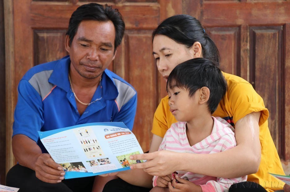 Un agent de santé en campagne de sensibilisation auprès des minorités ethniques dans les hauts plateaux du Centre, province de Gia Lai, en 2023. Photo : VNA