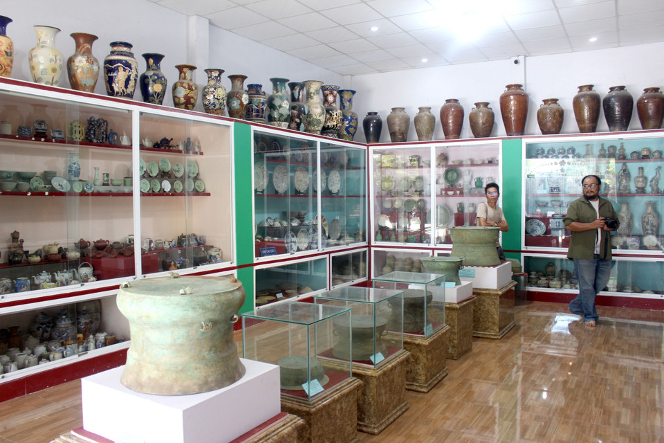Espace d'exposition dédié aux gongs, à la culture de la céramique et de la porcelaine à travers les époques. Photo : VNA