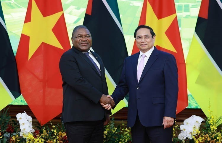 Le Premier ministre Pham Minh Chinh (droite) rencontre le président mozambicain, Filipe Jacinto Nyusi, lors de sa visite officielle au Vietnam, le 9 septembre 2024. Photo : VNA