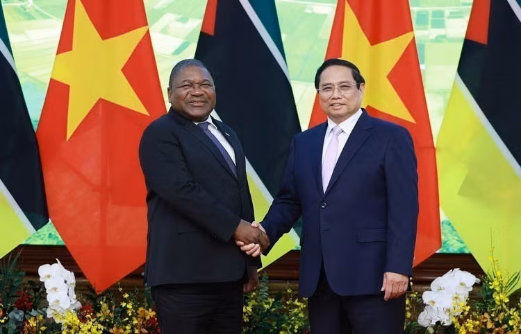 Le Premier ministre Pham Minh Chinh (droite) rencontre le président mozambicain, Filipe Jacinto Nyusi, lors de sa visite officielle au Vietnam, le 9 septembre 2024. Photo : VNA